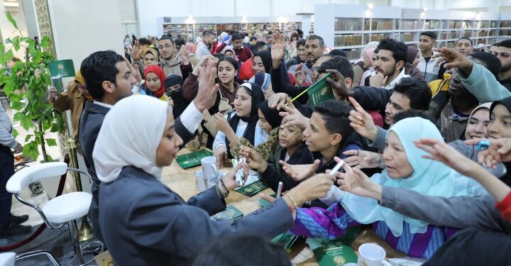 معلومة وهدية حول الزكاة “.. مسابقة بيت الزكاة في جناح الأزهر بمعرض الكتاب