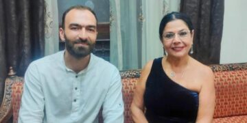 الممثلة صباح الجزائري في لقاء لها مع الإعلامي محمد حاج علي خلال زيارتها إلى مدينة حلب لحضور العرض الأول لفيلم “الحكيم