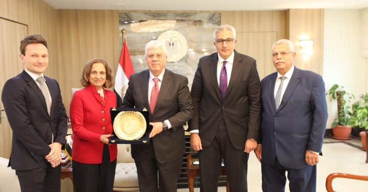 وزير التعليم العالي يبحث آليات التعاون العلمي والتكنولوجي مع سفيرة كولومبيا