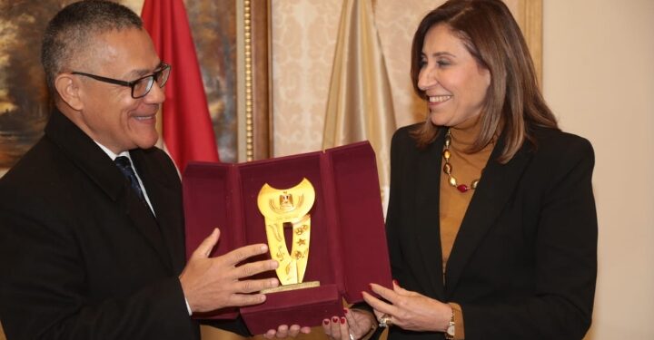 وزيرة الثقافة تتلقي دعوة من نظيرها الفنزويلي لتحل مصر ضيف شرف معرض فنزويلا الدُولي للكتاب 2025م
