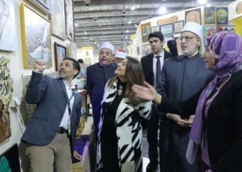 وزيرة الهجرة تتفقد جناح الأزهر بمعرض القاهرة الدولي  للكتاب الدولي