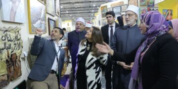 وزيرة الهجرة تتفقد جناح الأزهر بمعرض القاهرة الدولي  للكتاب الدولي