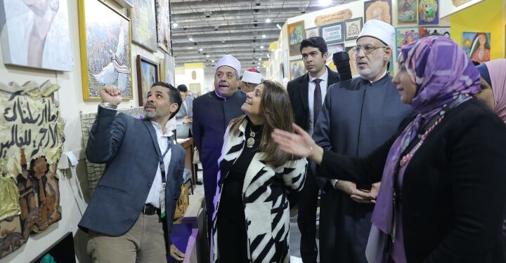 وزيرة الهجرة تتفقد جناح الأزهر بمعرض القاهرة الدولي  للكتاب الدولي