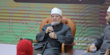 نصر فريد واصل يكشف عن أسرار حياته في جناح الأزهر بمعرض الكتاب
