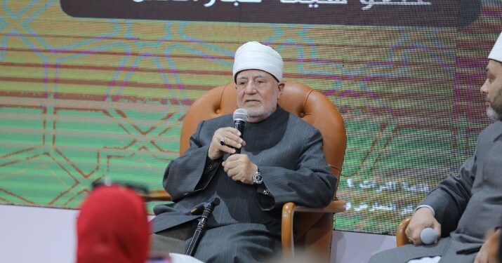 نصر فريد واصل يكشف عن أسرار حياته في جناح الأزهر بمعرض الكتاب