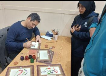 الخط العربي” يجذب رواد معرض الكتاب في جناح الأزهر