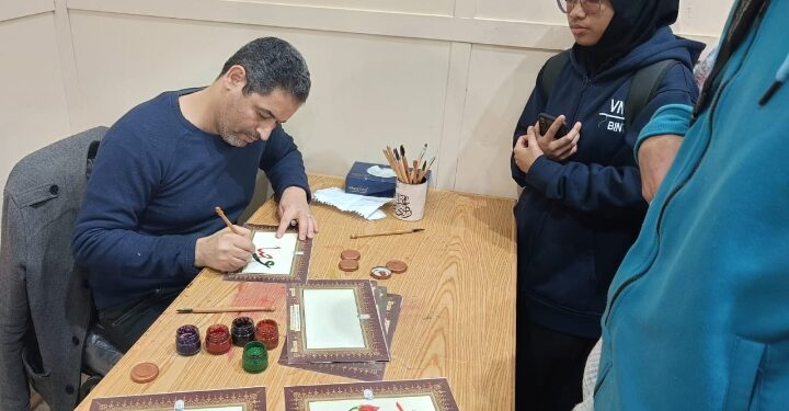 الخط العربي” يجذب رواد معرض الكتاب في جناح الأزهر