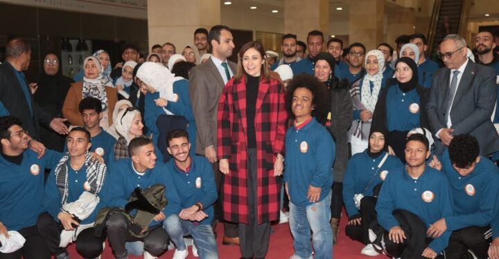 وزيرة الثقافة تلتقي 120شابأ وفتاة من أبناء المحافظات الحدودية ضمن مشروع “أهل مصر”  بمعرض القاهرة الدولي للكتاب 55
