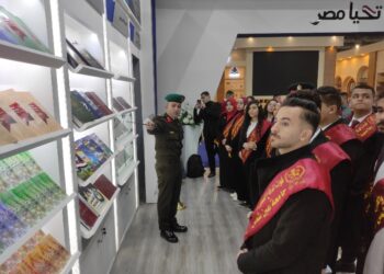 وفد طلاب جامعة عين شمس في زيارة لمعرض القاهرة الدولي للكتاب  في دورته الـ 55 تحت شعار “نصنع المعرفة.. نصون الكلمة