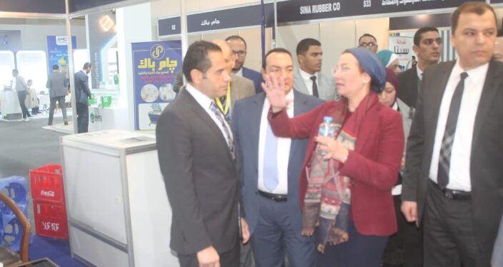 وزيرة البيئة ياسمين فؤاد في زيارة لجناح شركة دلتا لتصنيع البالتات بمعرض egy plast ٢٠٢٤
