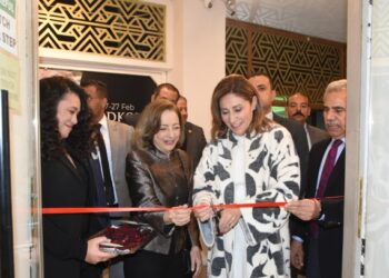 وزيرة الثقافة تفتتح معرِض “أثير الأرض” لنازلي مدكور  بجاليري بيكاسو