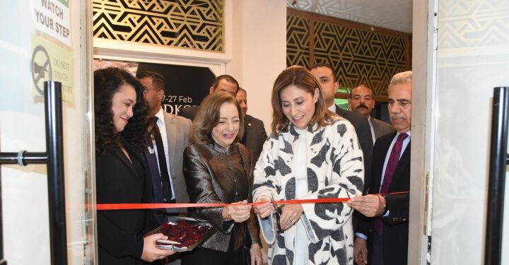 وزيرة الثقافة تفتتح معرِض “أثير الأرض” لنازلي مدكور  بجاليري بيكاسو