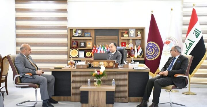 رئيس جامعة الفرات الأوسط التقنية يعقد اجتماعاً مع مسؤول شعبة الإرشاد النفسي والتوجيه التربوي
