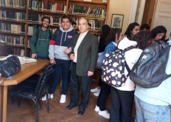 طلاب من مختلف الجامعات المصرية فى زيارة مكتبة القاهره الكبرى