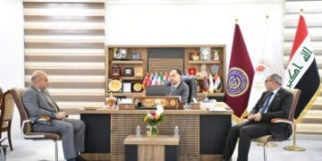 رئيس جامعة الفرات الأوسط التقنية يعقد اجتماعاً مع مسؤول شعبة الإرشاد النفسي والتوجيه التربوي
