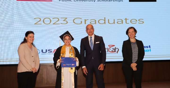 جامعة عين شمس والوكالة الأمريكية تحتفل بتخريج الدفعة الخامسة للطلاب الحاصلين على المنح الدراسية