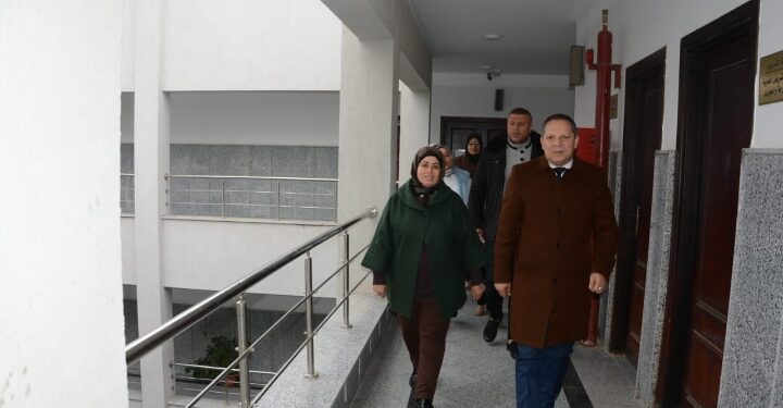 رئيس الجامعة في زيارة تفقدية مفاجأة بكلية التمريض