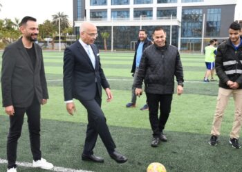 ا.د محمد ضياء زين العابدين رئيس جامعة عين شمس  يسدد ركلة البداية خلال افتتاح فعاليات “كأس رئيس الجامعة “