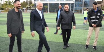 ا.د محمد ضياء زين العابدين رئيس جامعة عين شمس  يسدد ركلة البداية خلال افتتاح فعاليات “كأس رئيس الجامعة “