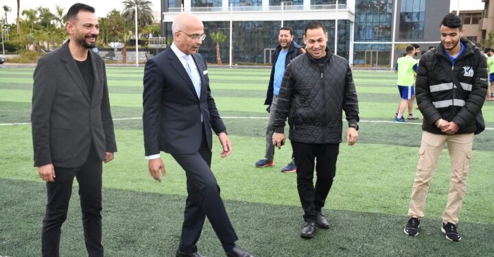 ا.د محمد ضياء زين العابدين رئيس جامعة عين شمس  يسدد ركلة البداية خلال افتتاح فعاليات “كأس رئيس الجامعة “