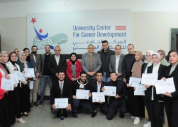 رئيس جامعة كفر الشيخ يكرم المجموعة الثانية من الطلبة المتطوعين بالمركز الجامعي للتطوير المهني بالجامعة