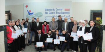 رئيس جامعة كفر الشيخ يكرم المجموعة الثانية من الطلبة المتطوعين بالمركز الجامعي للتطوير المهني بالجامعة