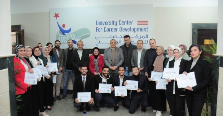 رئيس جامعة كفر الشيخ يكرم المجموعة الثانية من الطلبة المتطوعين بالمركز الجامعي للتطوير المهني بالجامعة