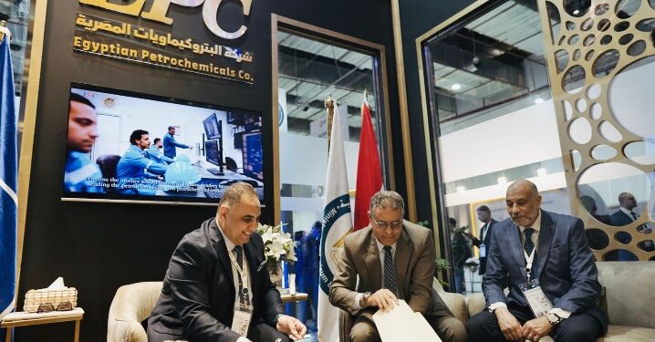 برعاية وزير التعليم العالي والبحث العلمي هيئة الاستشعار من البُعد توقع بروتوكول تعاون مع شركة البتروكيماويات المصرية