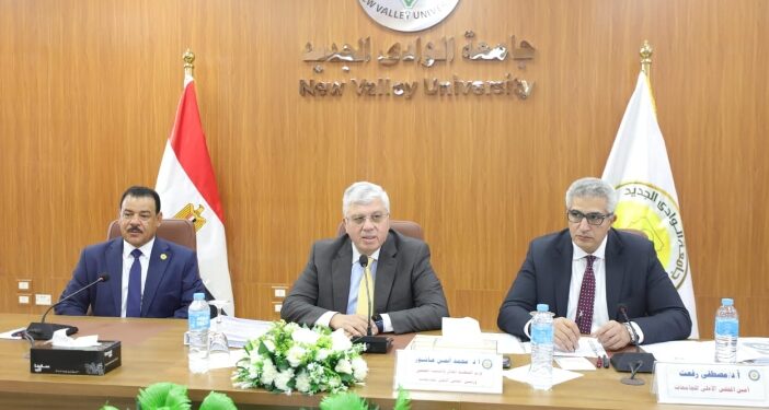 وزير التعليم العالي يرأس اجتماع المجلس الأعلى للجامعات بجامعة الوادي الجديد