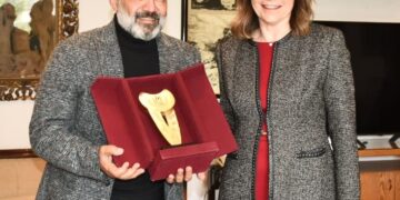 وزيرة الثقافة تلتقي الدكتور خالد داغر وتوجه له الشكر على ما بذله من جهد خلال رئاسته لدار الأوبرا