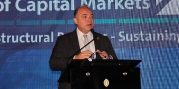 الدكتور محمد فريد رئيس الهيئة العامة للرقابة المالية يلقي الكلمة الافتتاحية في فعاليات “القمة السنوية لأسواق المال