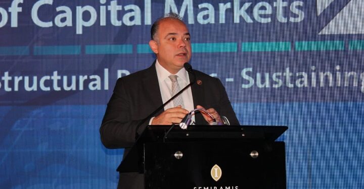 الدكتور محمد فريد رئيس الهيئة العامة للرقابة المالية يلقي الكلمة الافتتاحية في فعاليات “القمة السنوية لأسواق المال