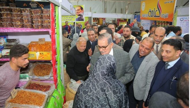 محافظ كفرالشيخ يفتتح معرض “أهلًا رمضان” بميدان الـ 47 وسط إقبال غير مسبوق من الوطنين .. نواصل جهودنا لضبط الأسواق وتوفير السلع الغذائية بأسعار مخفضة لأهالينا بالمحافظة