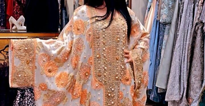 اطلاق أغلى قطعة أزياء تراثية اماراتية مرصعة بالمجوهرات قيمتها مليون ومئتي ألف درهم