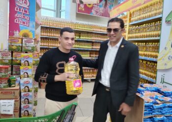 شباب الصحفيين تتفقد ( كلنا واحد ) للسلع الغذائية بالقليوبية والمواطنون أنقذتنا من جشع التجار