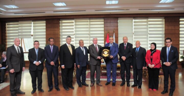 رئيس جامعة كفر الشيخ يستقبل لجنة الدراسات القانونية بالمجلس الأعلى للجامعات لتفقد كلية الحقوق بالجامعة