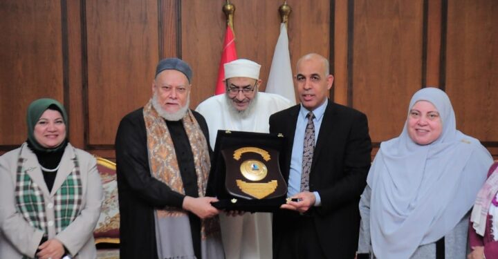 جامعة كفر الشيخ تستقبل فضيلة الدكتور على جمعة لرئاسة لجنة مناقشة رسالة دكتوراه بكلية التربية