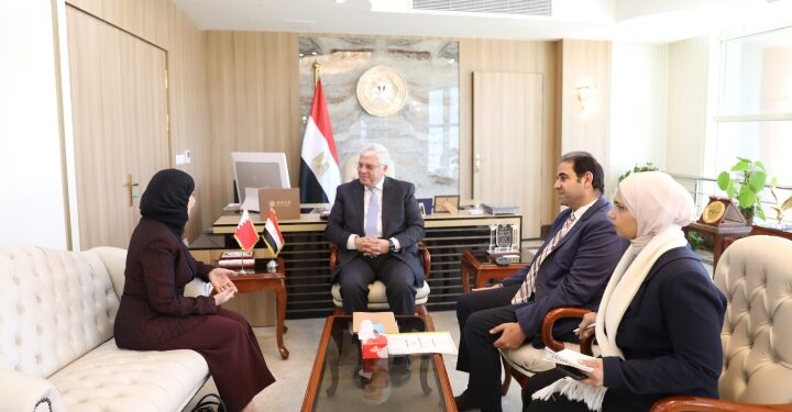 وزير التعليم العالي يبحث مع سفيرة البحرين سبل التعاون المشترك في مجالات التعليم العالي والبحث العلمي