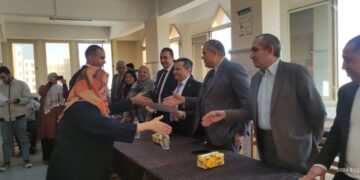 رئيس جامعة كفر الشيخ يكرم عدداً من الأمهات بالمدن الجامعية بالجامعة