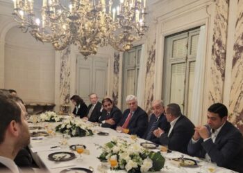 على هامش مشاركته بالدورة 219 للمجلس التنفيذى لليونسكو : وزير التعليم العالى يعقد اجتماعًا مع العلماء المصريين بفرنسا