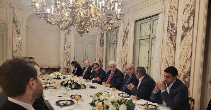 على هامش مشاركته بالدورة 219 للمجلس التنفيذى لليونسكو : وزير التعليم العالى يعقد اجتماعًا مع العلماء المصريين بفرنسا