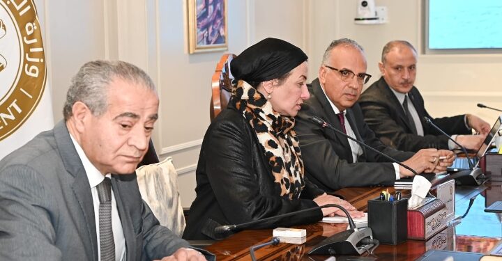 وزراء البيئة والرى والتموين يجتمعون لمناقشة سبل التنسيق المشترك لحماية الموارد المائية من التلوث الصناعى بمنشآت صناعة السكر