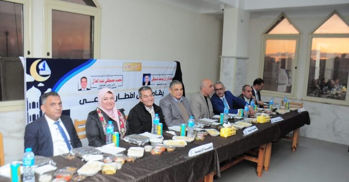 رئيس جامعة كفر الشيخ يشارك أسر العاملين بالجهاز الاداري بالجامعة حفل إفطار جماعي فى جو يسوده الود والمحبة