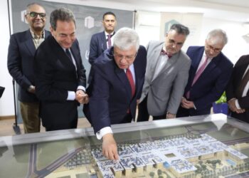 وزير التعليم العالي والسفير الفرنسي ورئيس الجامعة الفرنسية يتفقدون بدء أعمال إنشاء الحرم الجديد للجامعة