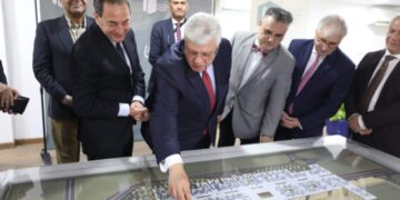 وزير التعليم العالي والسفير الفرنسي ورئيس الجامعة الفرنسية يتفقدون بدء أعمال إنشاء الحرم الجديد للجامعة