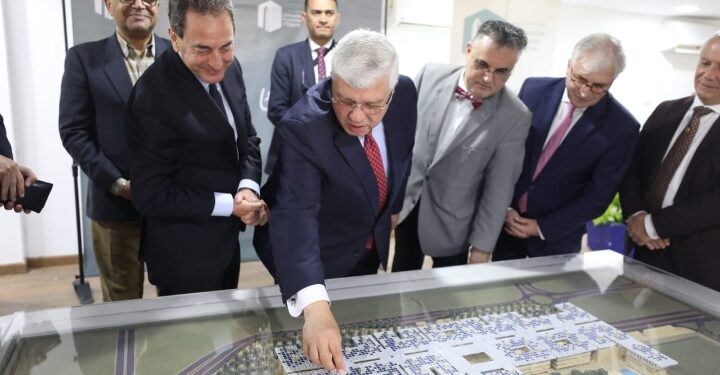 وزير التعليم العالي والسفير الفرنسي ورئيس الجامعة الفرنسية يتفقدون بدء أعمال إنشاء الحرم الجديد للجامعة