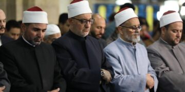 برواية حفص وشعبة ورويس .. آلاف المصلين من مختلف الجنسيات يشهدون صلاة التراويح بالجامع الأزهر