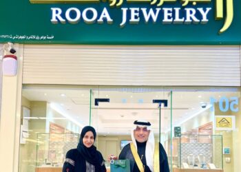 مجوهرات رؤى ترعى تذهيب وسام التميز لسفير السلام والنوايا الحسنة د. عاطف سندي