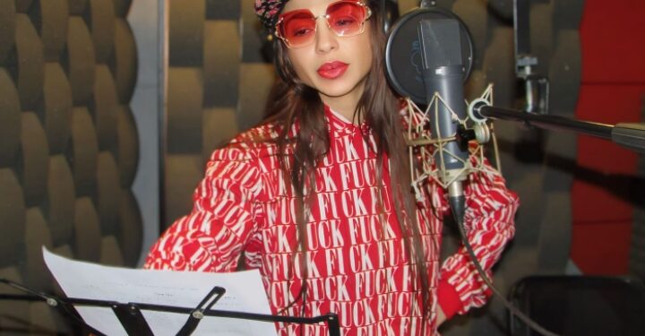 دوللي شاهين تنتهي من تسجيل أغنية “ست البنات”