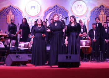 أصوات شابة واعدة بفرقة “أعز الناس” تتألق على مسرح ساحة الهناجر